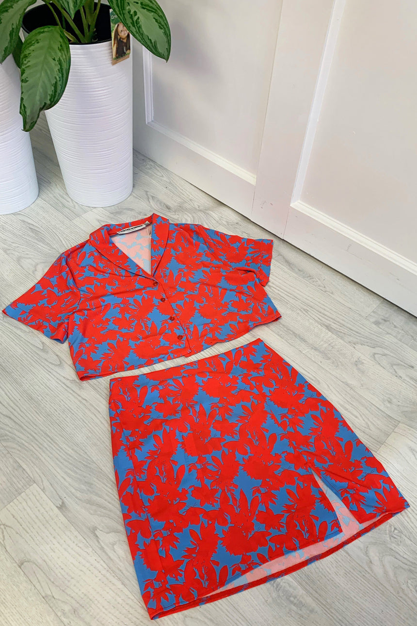Nancy Open Collar Cropped Shirt in Red and Blue Floral